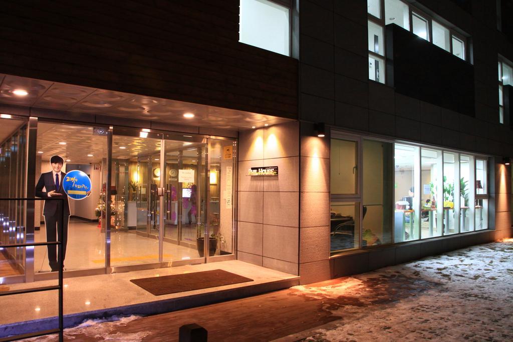 Phil House Hostel Guri Bagian luar foto